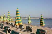Camping Villaggio Molise - Strand mit Liegestühlen und Sonnenschirmen vom Campingplatz