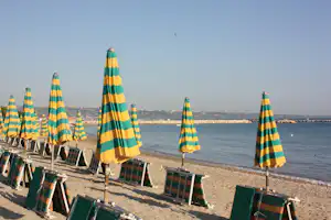 Camping Villaggio Molise - Strand mit Liegestühlen und Sonnenschirmen vom Campingplatz