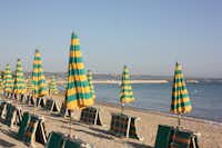 Camping Villaggio Molise - Strand mit Liegestühlen und Sonnenschirmen vom Campingplatz