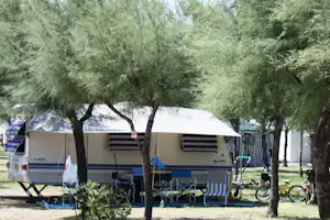 Camping Villaggio Molise - Wohnwagen- und Zeltstellplatz zwischen Bäumen