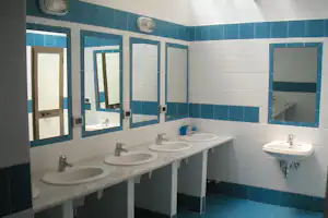 Camping Villaggio Nettuno - Sanitärbereich vom Campingplatz mit Waschbecken und Spiegeln