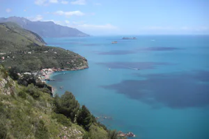 Camping Villaggio Nettuno - Ausblick vom Campingplatz auf das Mittelmeer