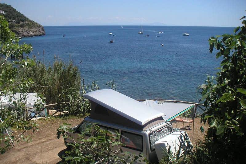 Camping Villaggio Nettuno - Wohnwagen- und Zeltstellplatz vom Campingplatz mit Blick auf das Mittelmeer
