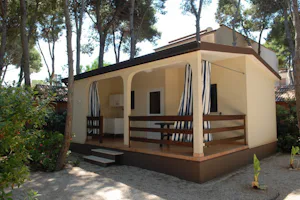 Camping Villaggio Pineta al Mare - Mobilheim mit Terrasse auf dem Campingplatz