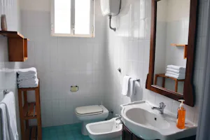 Camping Villaggio Pineta al Mare - Sanitärbereich im Mobilheim
