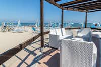 Camping Villaggio Pineta - Strandbar mit Veranda  mit Blick auf das Meer