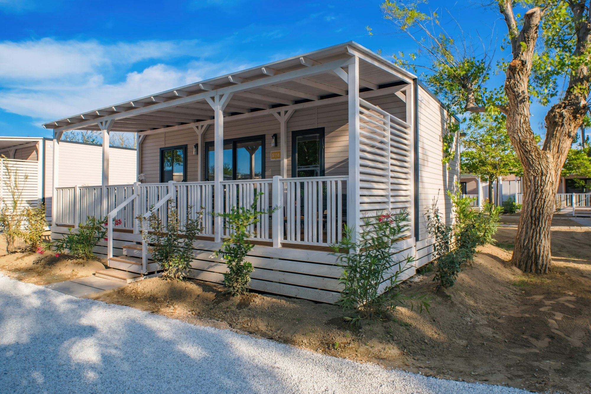 Pineta Family Camping Village  Pineta Beach Village  - Mobilheim mit Terrasse auf dem Campingplatz