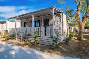 Pineta Family Camping Village Pineta Beach Village - Mobilheim mit Terrasse auf dem Campingplatz