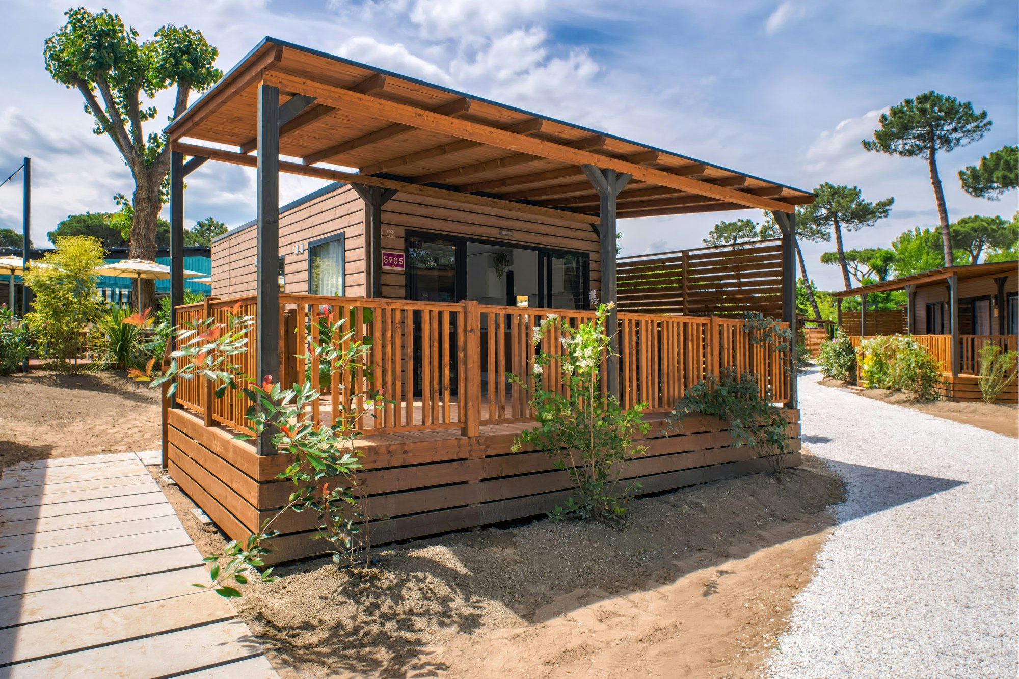 Pineta Family Camping Village  Pineta Beach Village  - Mobilheim mit Terrasse auf dem Campingplatz