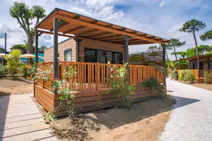 Pineta Family Camping Village Pineta Beach Village - Mobilheim mit Terrasse auf dem Campingplatz