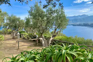 Camping Village Santa Fortunata - Stellplätze mit Meerblick