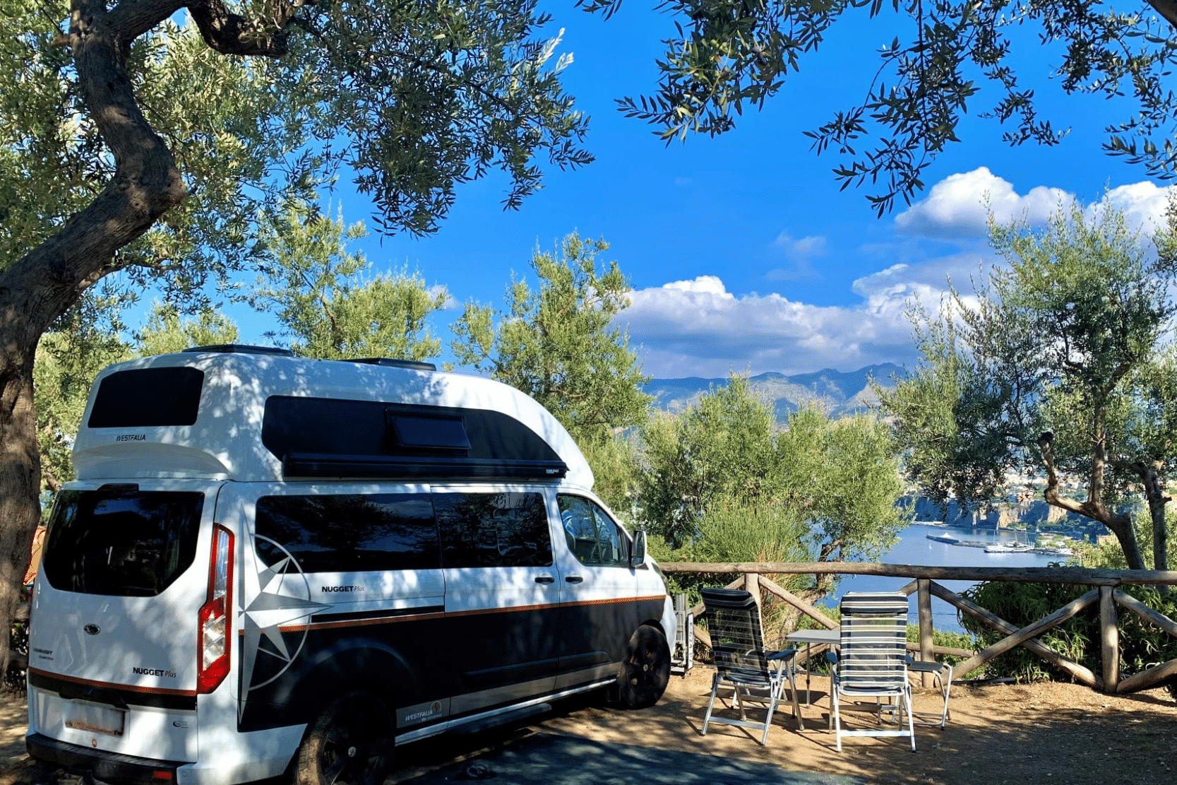 Camping Village Santa Fortunata - Stellplatz mit Blick auf das Meer