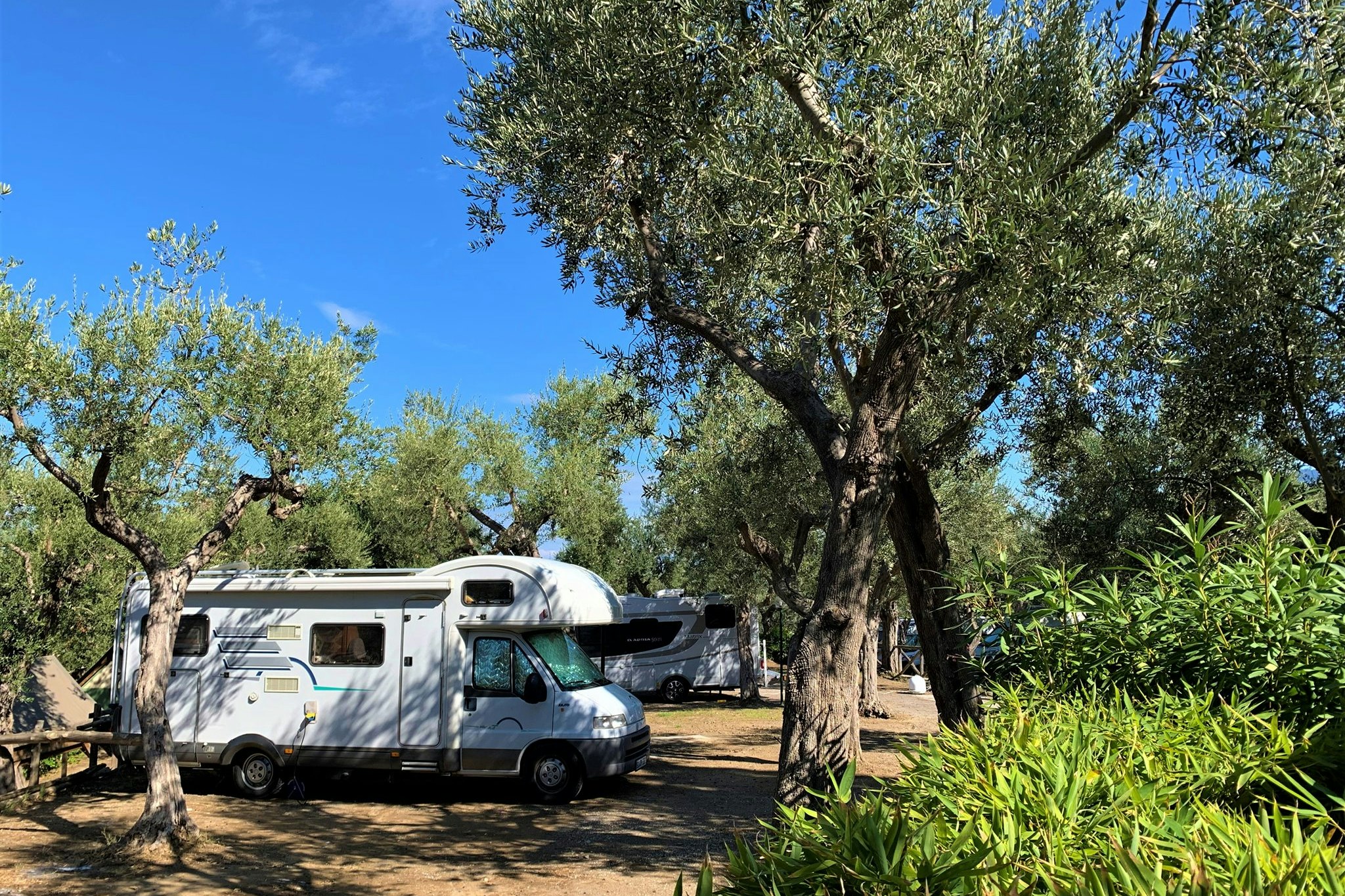 Camping Village Santa Fortunata - Wohnmobil- und  Wohnwagenstellplätze im Schatten der Bäume