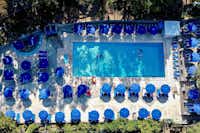 Camping Villaggio Santa Fortunata - Pool mit Liegestühlen und Sonnenschirmen aus der Vogelperspektive