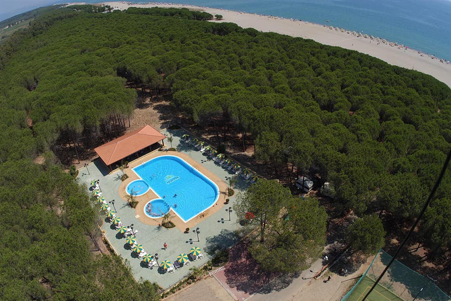 Camping Villaggio Thurium  -  Campingplatz am Mittelmeer mit Pool aus der Vogelperspektive