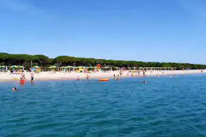 Camping Villaggio Thurium - Strand vom Campingplatz am Mittelmeer mit Sonnenschirmen und Liegestühlen