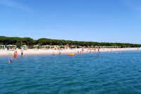Camping Villaggio Thurium  -  Strand vom Campingplatz am Mittelmeer mit Sonnenschirmen und Liegestühlen