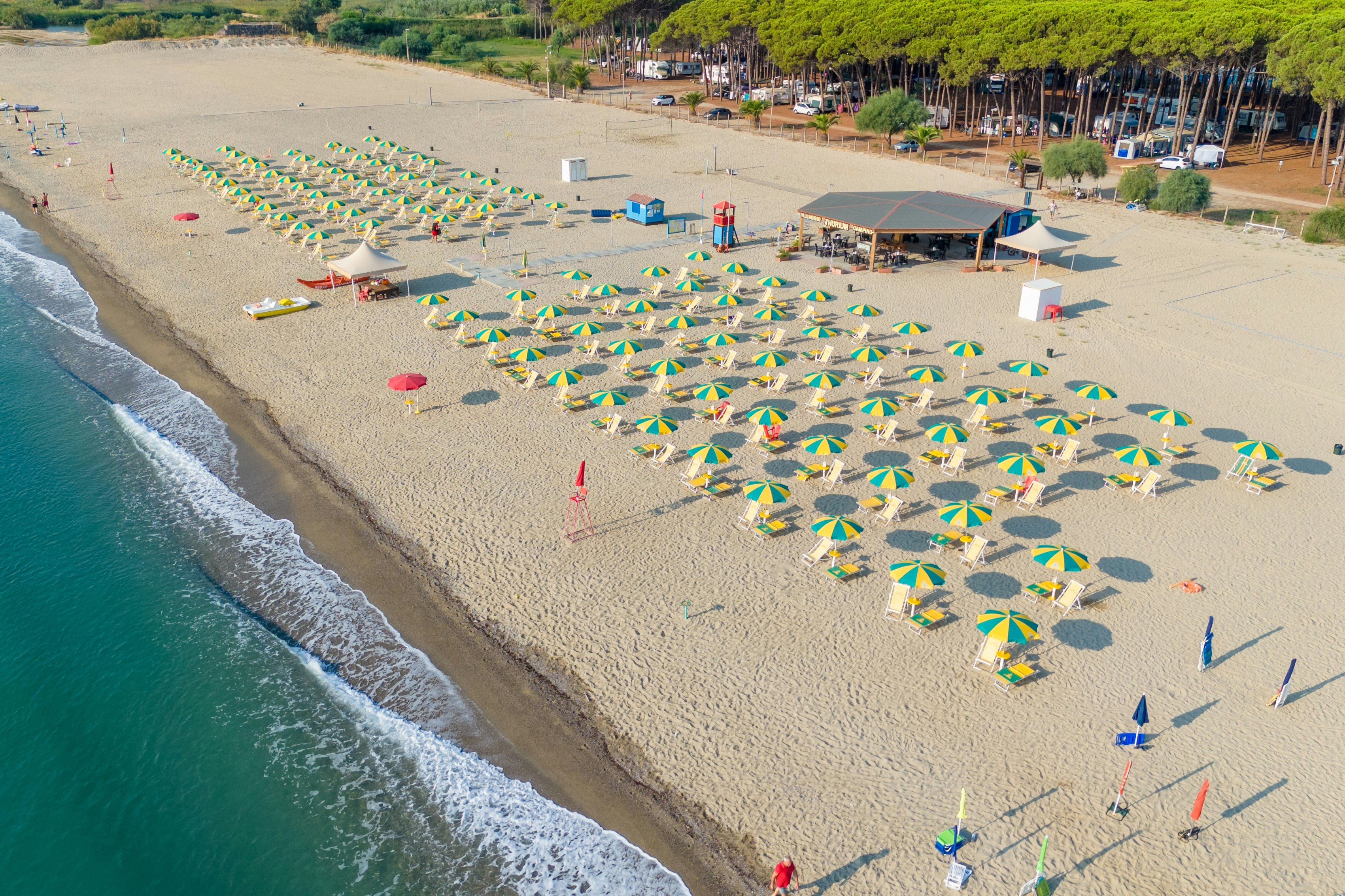 Camping Villaggio Thurium - Blick auf den Badestrand mit Liegestühlen und Sonnenschirmen