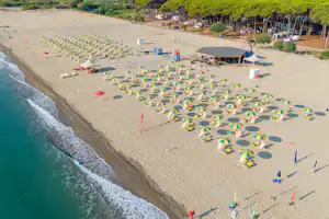 Camping Villaggio Thurium - Blick auf den Badestrand mit Liegestühlen und Sonnenschirmen