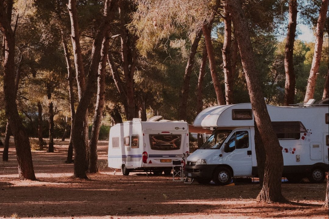 Camping Villaggio Tiziana - Standplätze zwischen den Bäumen auf dem Campingplatz