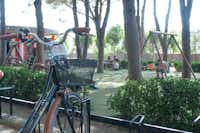 Camping Villaggio Turistico la Mantinera  - Fahrradverleih auf dem Campingplatz, Spielplatz im Hintergrund