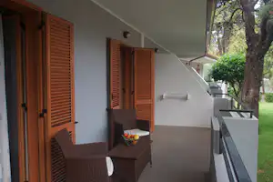 Camping Villaggio Turistico la Mantinera - Sitzmöglichkeiten auf der Veranda vom Mobilheim auf dem Campingplatz