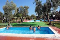 Camping Villaggio Turistico Parco degli Ulivi - Poolbereich vom Campingplatz mit Kinderbecken, Liegestühlen und Sonnenschirmen