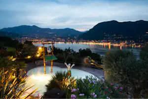 Camping Villaggio Weekend - Luftaufnahme vom Kinderbecken auf dem Campingplatz und dem Gardasee am Abend