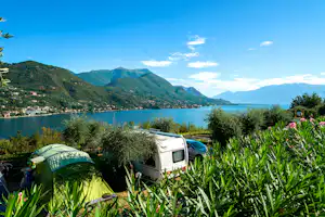 Camping Villaggio Weekend - Wohnwagen- und Zeltstellplatz vom Campingplatz mit Blick auf den Gardasee