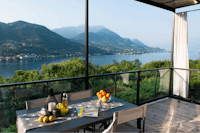 Camping Villaggio Weekend  - Esstisch auf der Veranda vom Mobilheim auf dem Campingplatz mit Blick auf den Lago di Garda