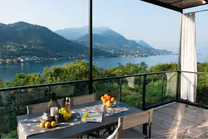 Camping Villaggio Weekend - Esstisch auf der Veranda vom Mobilheim auf dem Campingplatz mit Blick auf den Lago di Garda