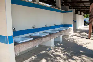 Camping Villagio Atlanta & Mediterraneo - Sanitärbereich auf dem Campingplatz