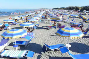 Camping Villagio Atlanta & Mediterraneo - Strand mit Sonnenschirmen und Liegestühlen am Campingplatz