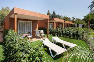Camping Villasol - Mobilheim mit Terrasse und kleiner Grünfläche