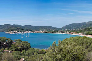 Camping Ville degli Ulivi - Übersicht auf das gesamte Campingplatz Gelände mit Blick auf das Meer