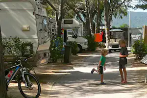 Camping Ville degli Ulivi - Camper vor dem Wohnmobil im Schatten der Bäume