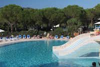 Camping Ville degli Ulivi - Pool mit Liegestühlen und Sonnenschirmen auf dem Campingplatz