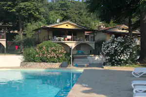 Camping Villenpark Sanghen - Campingplatz mit Pool und Liegestühlen