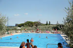Camping Villenpark Sanghen - Gäste liegen am Pool in der Sonne