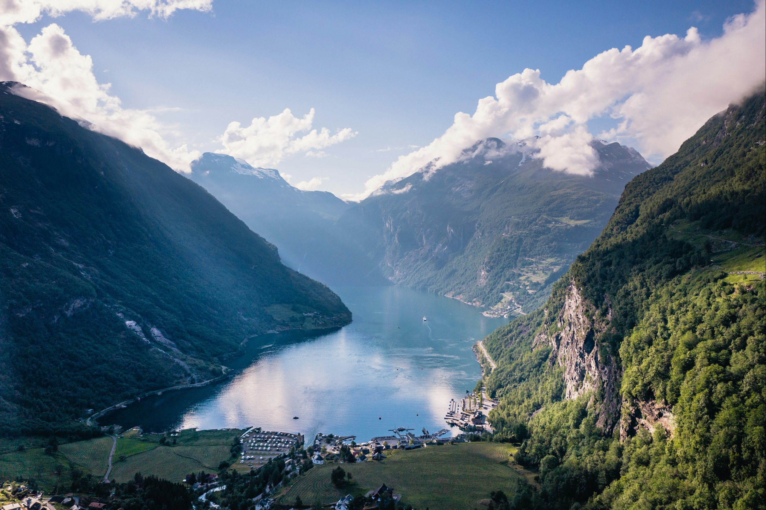 Vinje Camping  Camping Vinje  - Luftaufnahme des Campingplatzes am Fjord