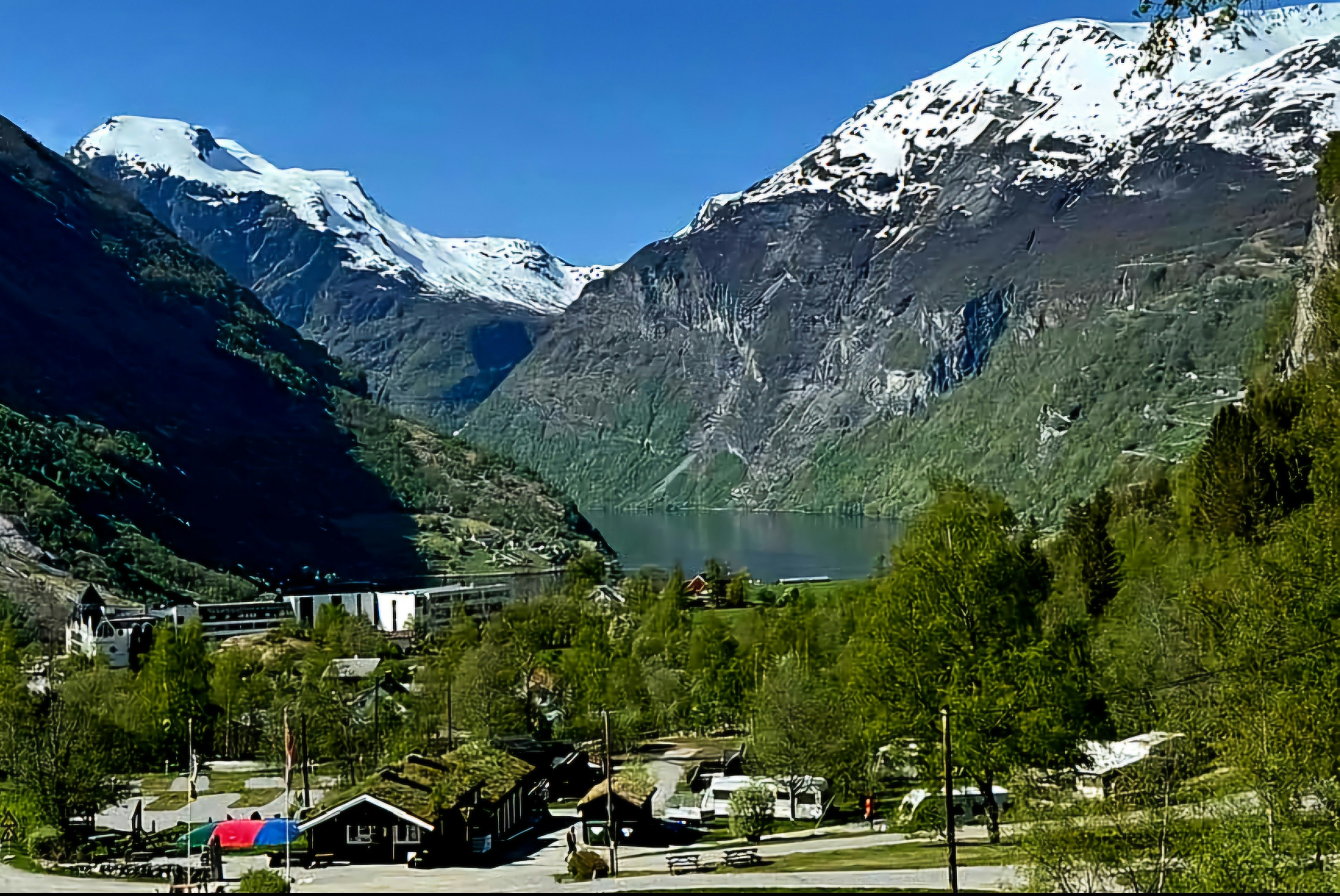 Vinje Camping  Camping Vinje - Blick auf den Campingplatz mit Bergen im Hintergrund