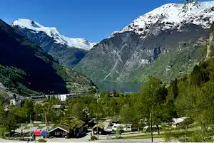 Vinje Camping Camping Vinje - Blick auf den Campingplatz mit Bergen im Hintergrund