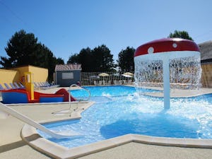 Flower Camping Vitamin - Pool im Freien mit Liegestühlen und Sonnenschirmen