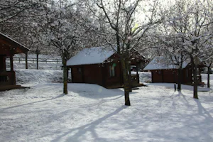 Camping Viu - Bungalows auf dem Campingplatz im Winter