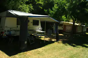 Camping Viu - Wohnwagen mit Vorzelt unter Bäumen