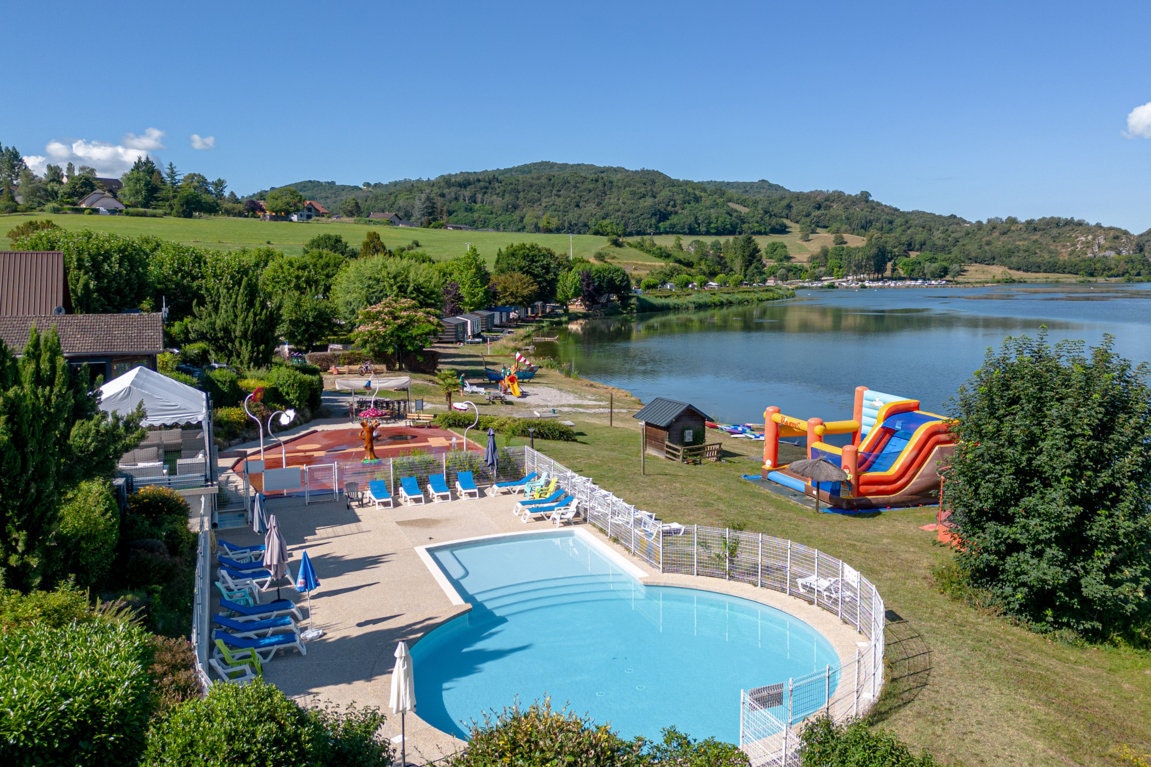 Camping Lac du lit du Roi  - Pool im Freien mit Liegestühlen und Sonnenschirmen