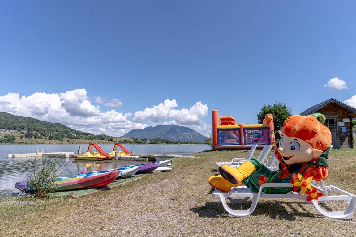 Camping Lac du lit du Roi - Blick auf das Maskottchen des Campingplatzes am Ufer des Sees