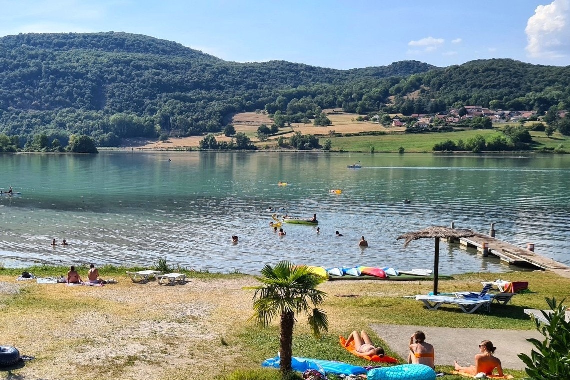 Camping Lac du lit du Roi - Blick auf den See mit Liegewiese