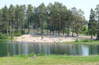 Camping Vivstavarvstjärn - Badestrand mit Bäumen beim Campingplatz 