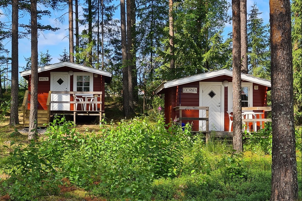 Camping Vivstavarvstjärn - Mobilheime zwischen den Bäumen